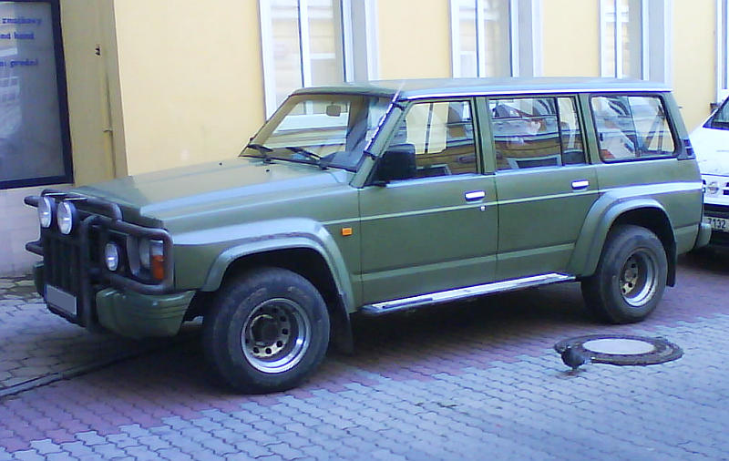 Nissan Patrol v khaki barvě a nízkým posezem.