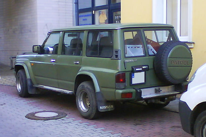 Nissan Patrol v khaki barvě a nízkým posezem.