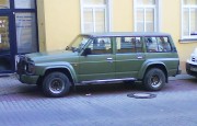 Nissan Patrol v khaki barvě a nízkým posezem.