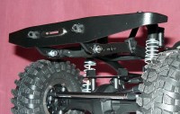 Pevnostní nárazník RC Offroad pro Axial SCX-10 - nárazník s průvlakem na podvozku, pohled na uchycení